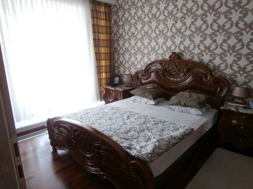 een slaapkamer met een groot houten bed in een kamer bij Apartmán Deluxe in Banská Bystrica