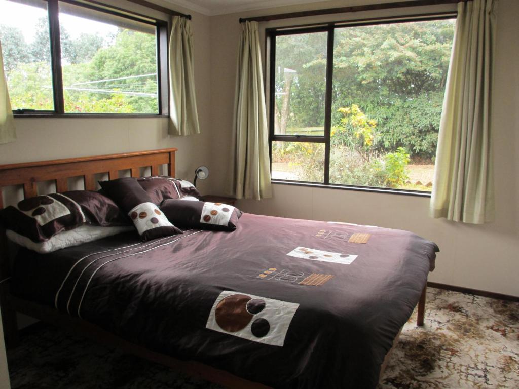 Un pat sau paturi într-o cameră la Catlins Lake Sanctuary