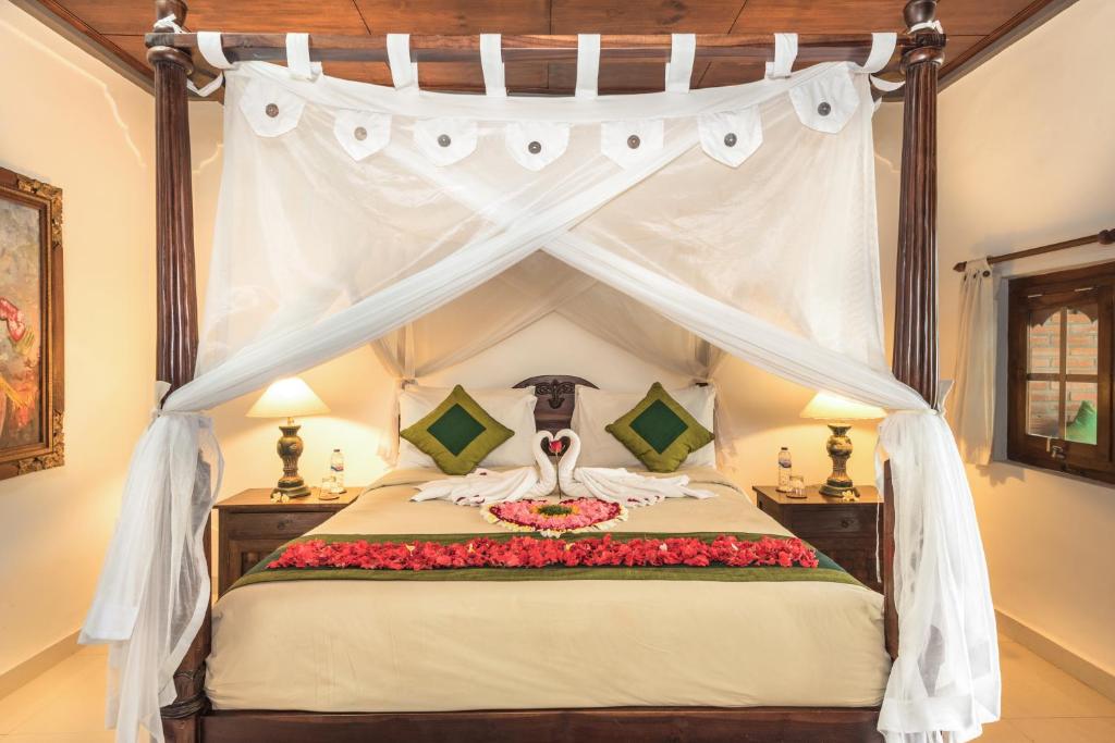 Postel nebo postele na pokoji v ubytování Hotel Bunga Permai