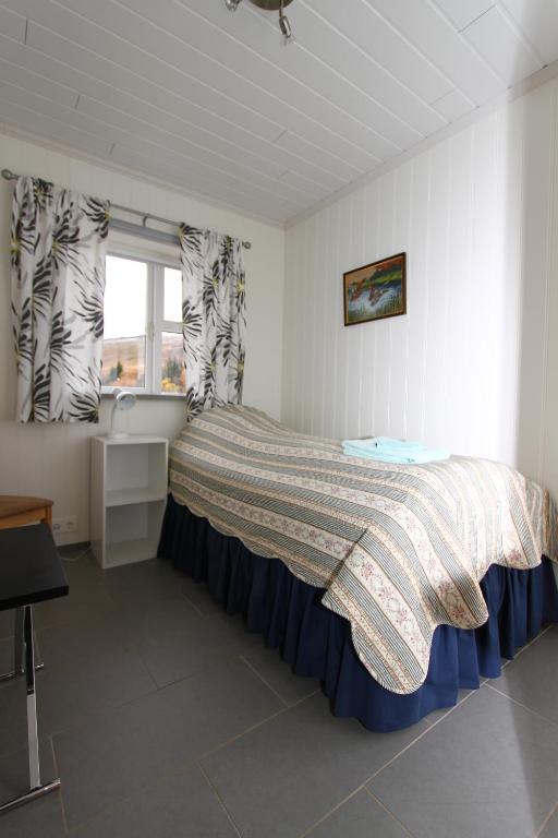 Postel nebo postele na pokoji v ubytování Guesthouse Steindórsstadir, West Iceland