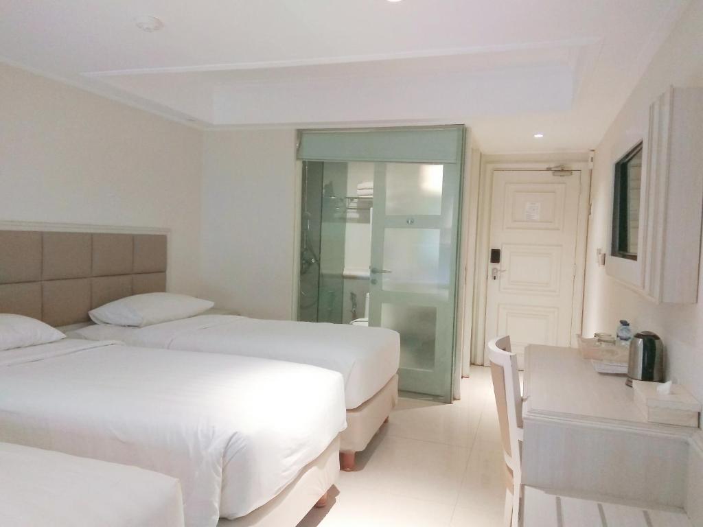 Postel nebo postele na pokoji v ubytování Alron Hotel Kuta