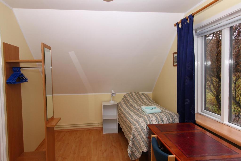 Postel nebo postele na pokoji v ubytování Guesthouse Steindórsstadir, West Iceland