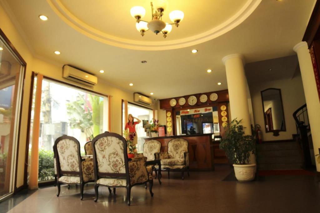 jadalnia z krzesłami i stołem w budynku w obiekcie Hoang Ha Hotel w Ho Chi Minh