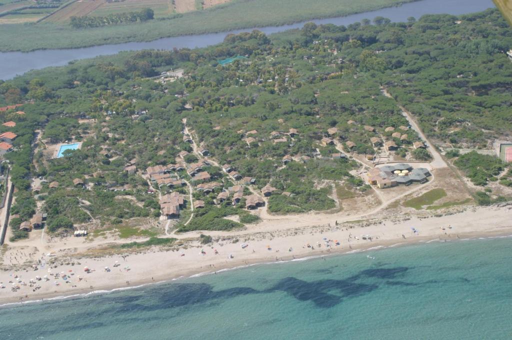 eine Luftansicht auf einen Strand mit einer Gruppe von Personen in der Unterkunft Camping Golfo dell'Asinara in Platamona