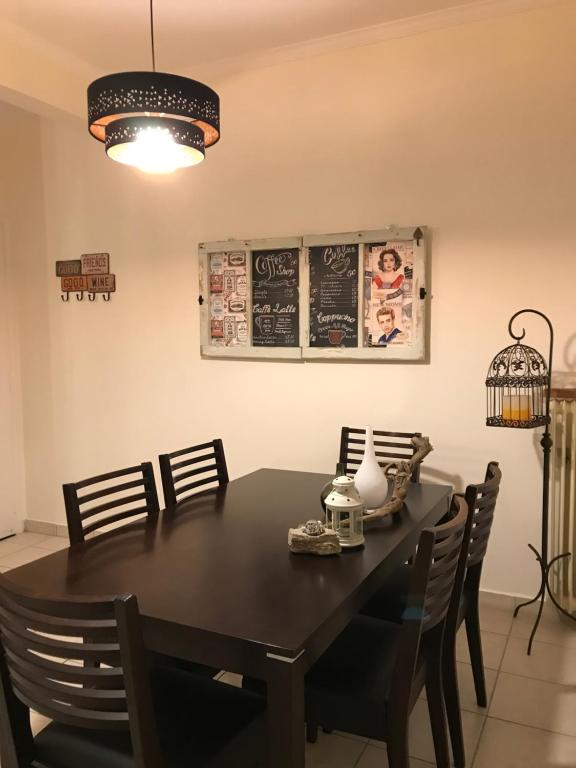 uma sala de jantar com uma mesa preta e cadeiras em Art House In Athens em Atenas