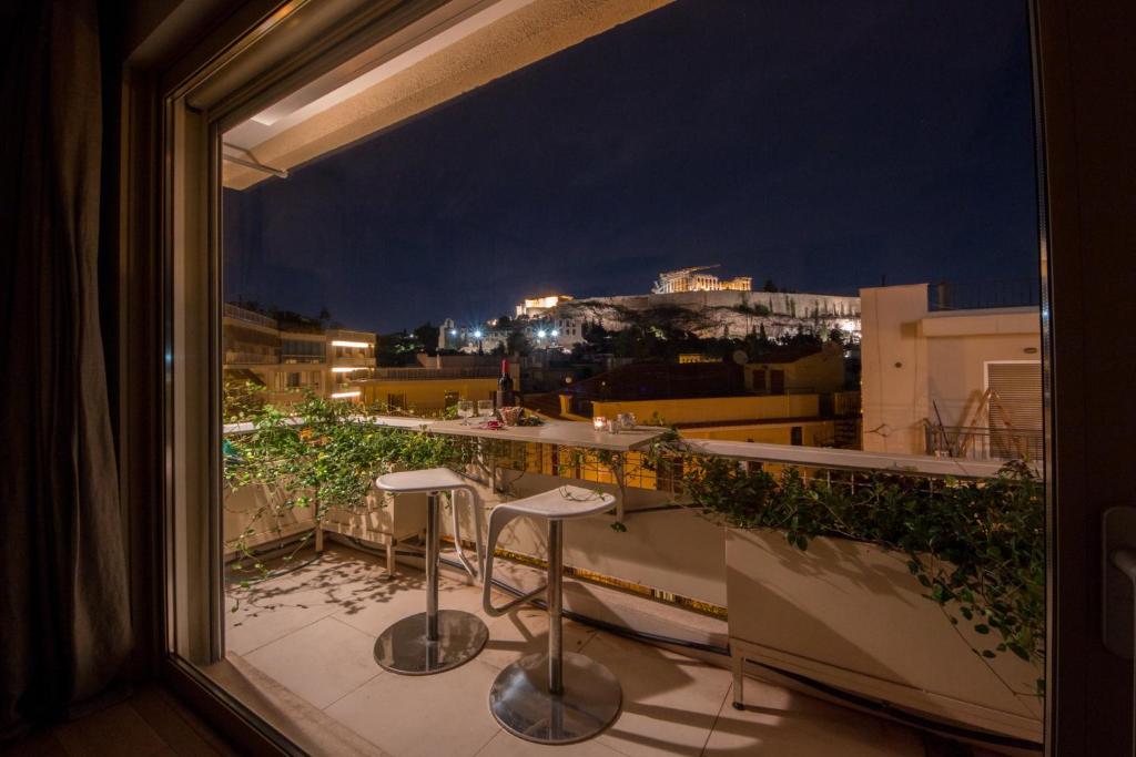 アテネにあるUnique Acropolis Viewの- 市街の景色を望むバルコニー(夜間)