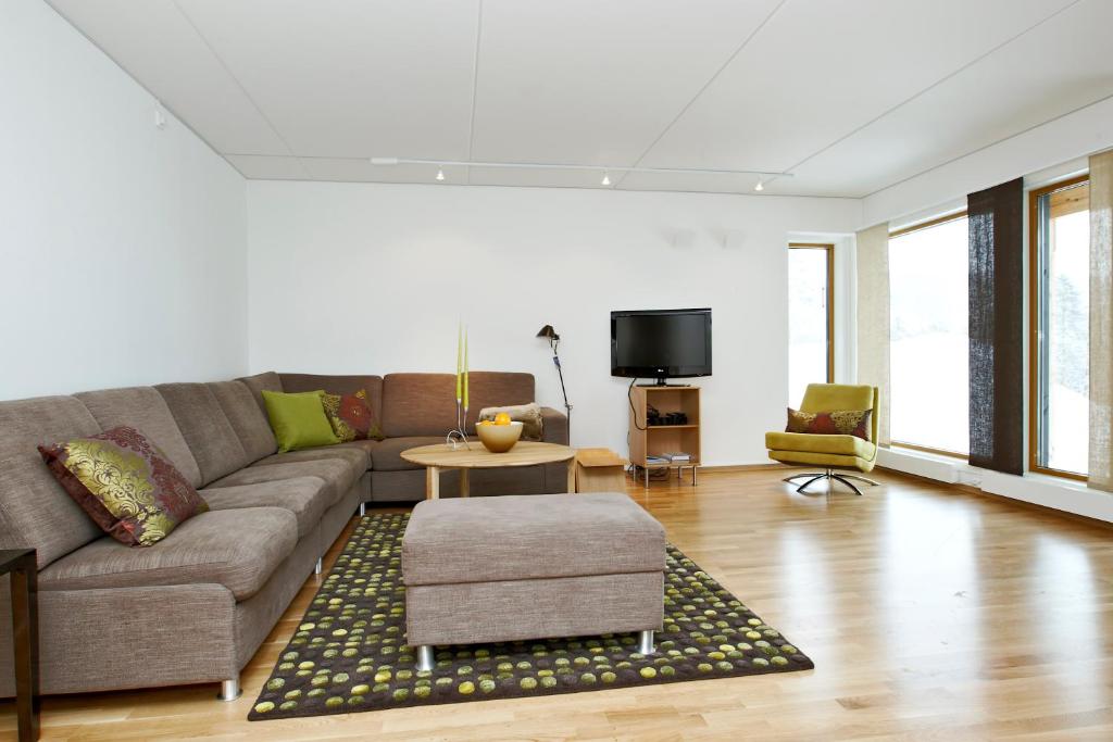 a living room with a couch and a table at Kongsberg Booking in Kongsberg