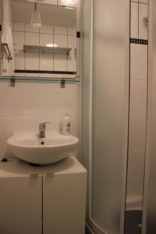 łazienka z umywalką i przeszkloną kabiną prysznicową w obiekcie Apartment Zea w Novalji