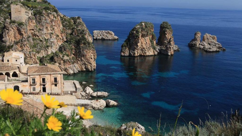 widok na wybrzeże Amalfi z kamieniami w wodzie w obiekcie Casa Rachele ad Alcamo Marina w mieście Alcamo Marina