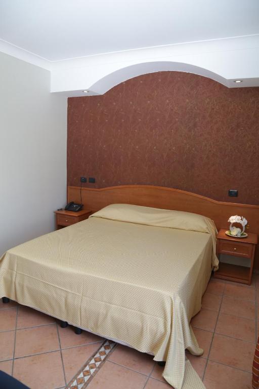 Łóżko lub łóżka w pokoju w obiekcie Hotel Stefano a Melito