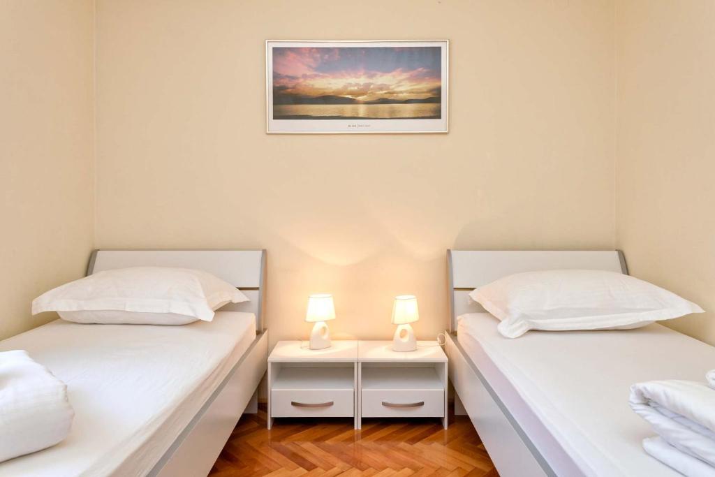 Postel nebo postele na pokoji v ubytování Deluxe Jelsa