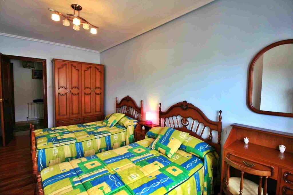 Cabana de BergantiñosにあるApart. As Redondasのベッドルーム1室(ツインベッド2台、デスク付)