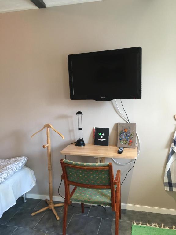TV a/nebo společenská místnost v ubytování Vivans Bed and Self catering