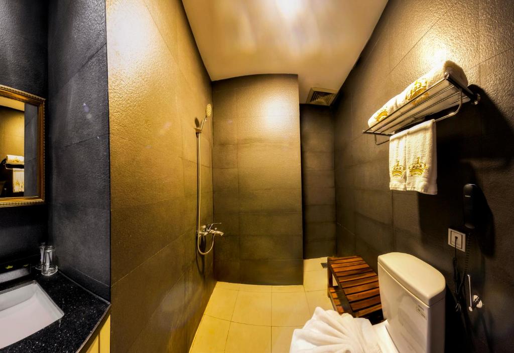 Phòng tắm tại Golden Crown Hotel