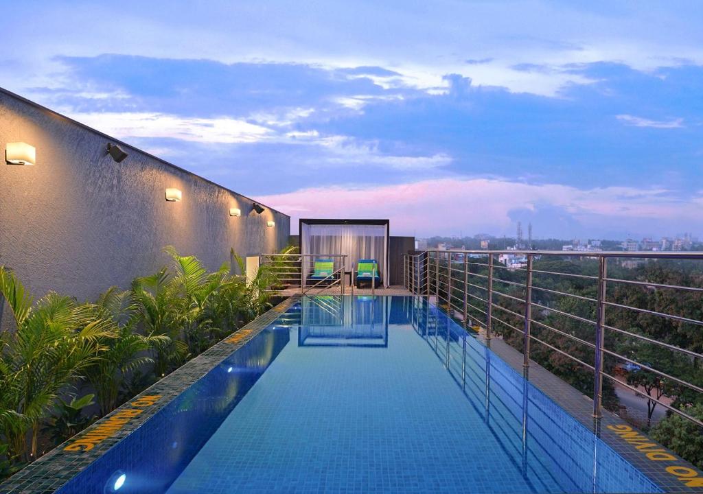 Bazén v ubytování Fortune Park Sishmo, Bhubaneswar - Member ITC Hotels' Group nebo v jeho okolí