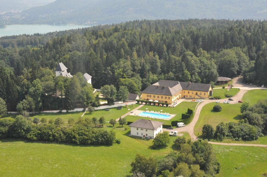 una vista aérea de una casa grande con piscina en Gut Drasing, en Krumpendorf am Wörthersee