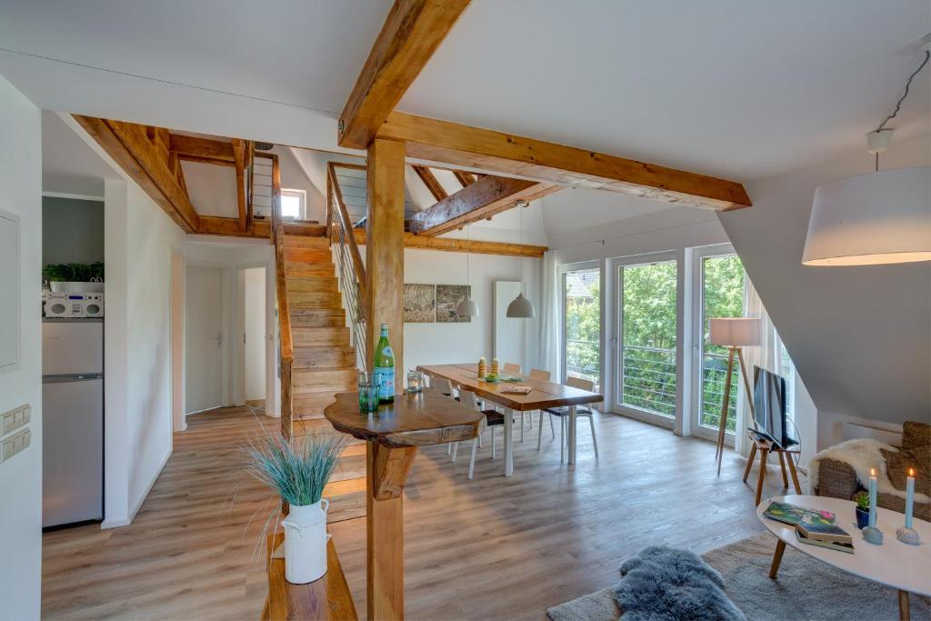 een keuken en een woonkamer met een tafel en stoelen bij Spreewaldferienhaus - Urlaub in Lübben