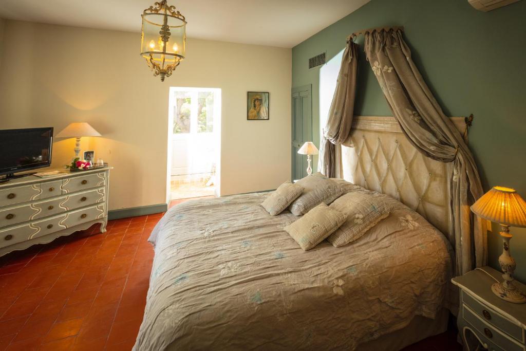 Château le Bouïs - Suite With Park View
