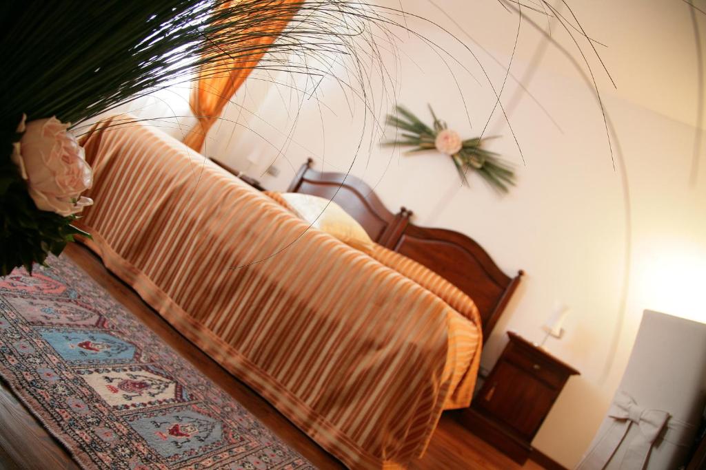 una camera con un letto e un grande specchio di Agriturismo Cascina Lavaroni a Buttrio