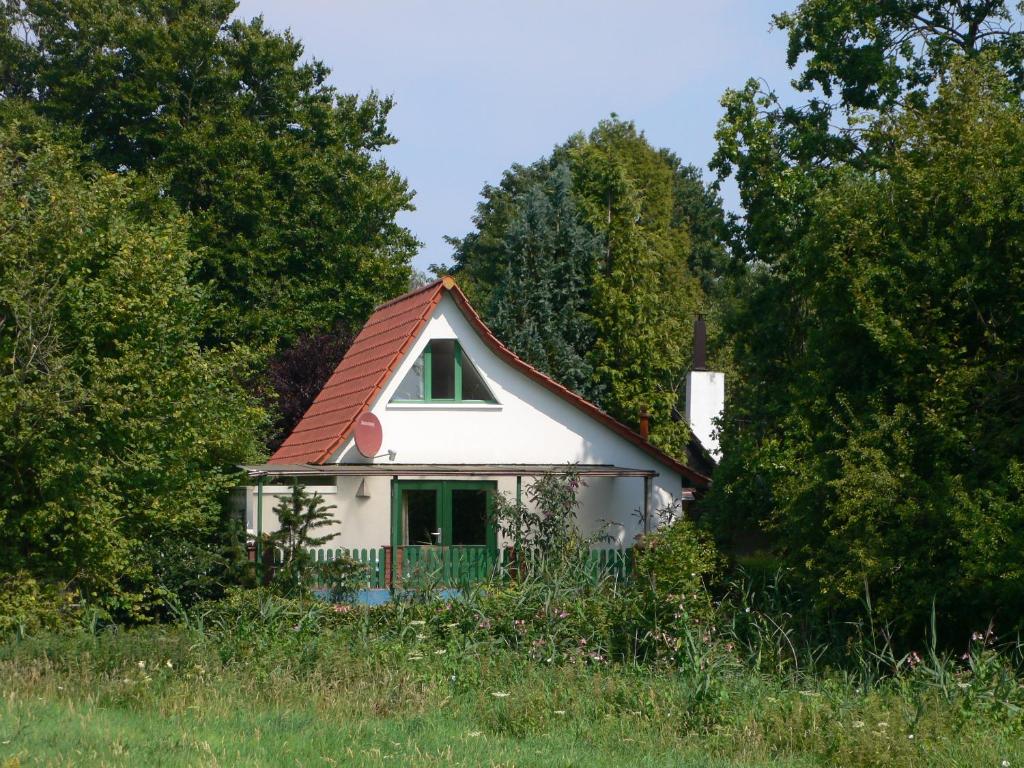 レンブルッフにあるHaus am Seeの赤屋根の小さな白い家