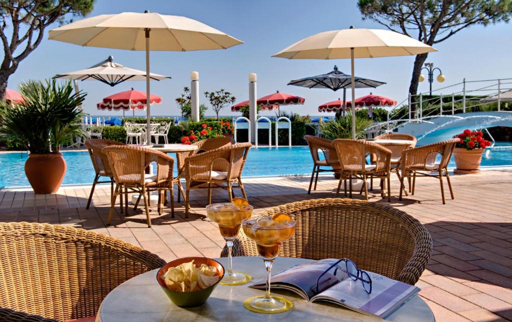 Bazén v ubytování Ruhl Beach Hotel & Suites nebo v jeho okolí