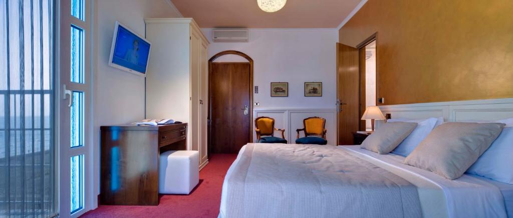 Postel nebo postele na pokoji v ubytování Termini Beach Hotel & Suites