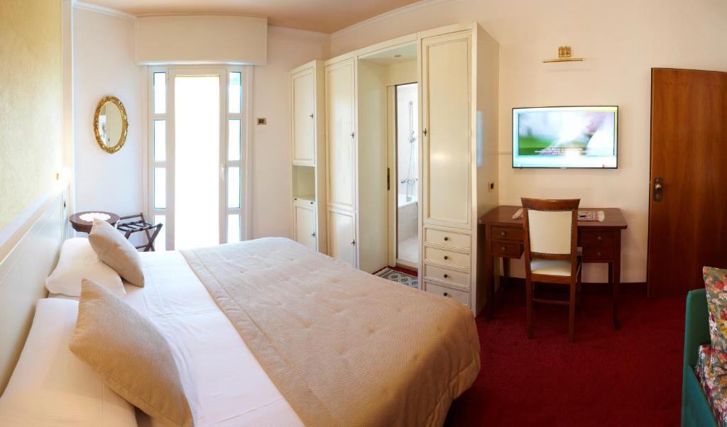 Postel nebo postele na pokoji v ubytování Termini Beach Hotel & Suites