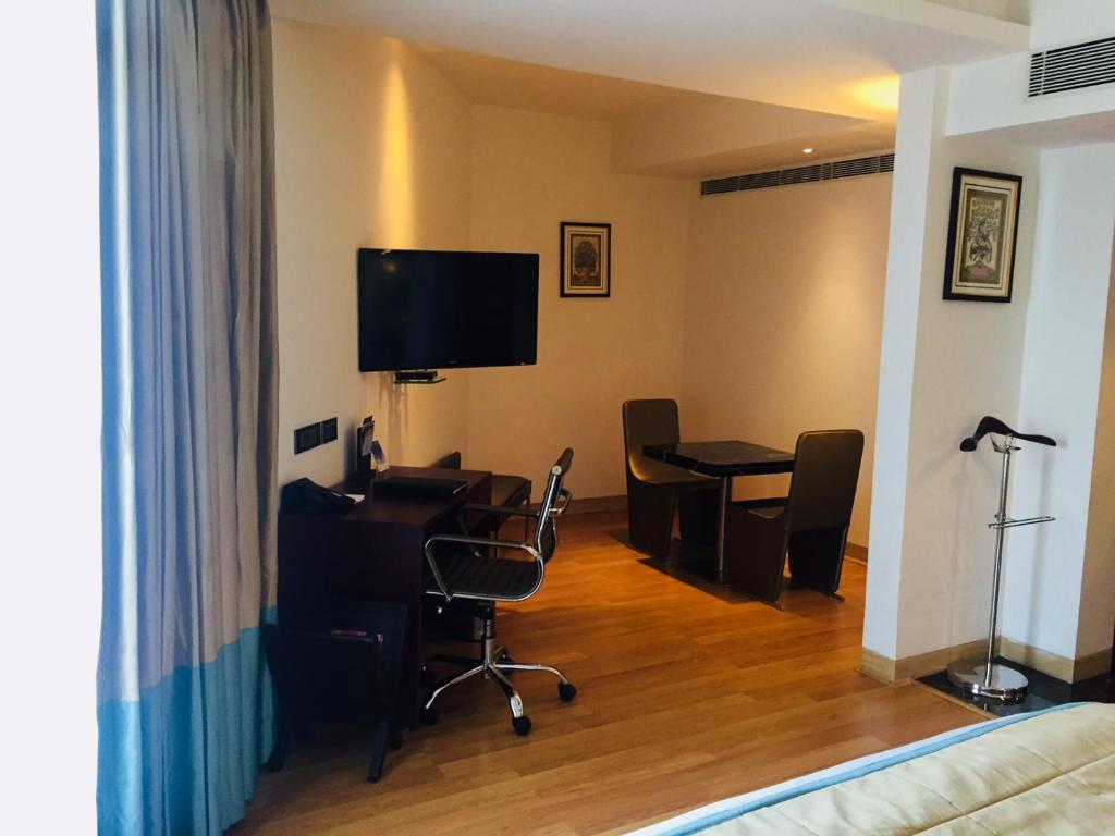 TV a/nebo společenská místnost v ubytování Fortune Park Sishmo, Bhubaneswar - Member ITC Hotels' Group
