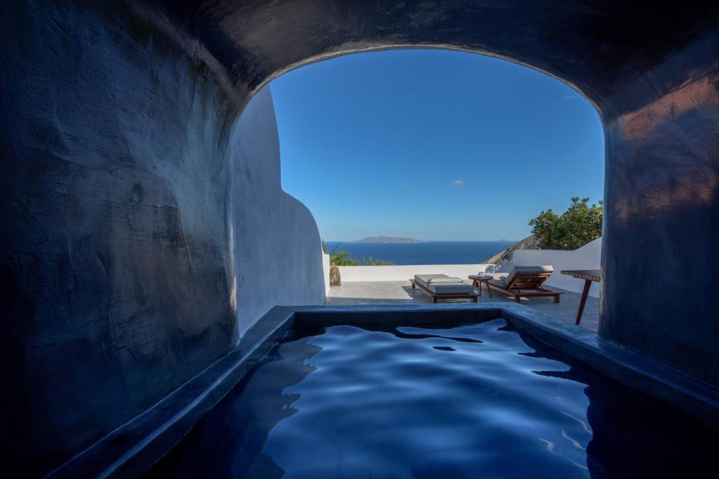 ピルゴスにあるAmorous Villa-By Senses Collectionの海の景色を望むスイミングプール