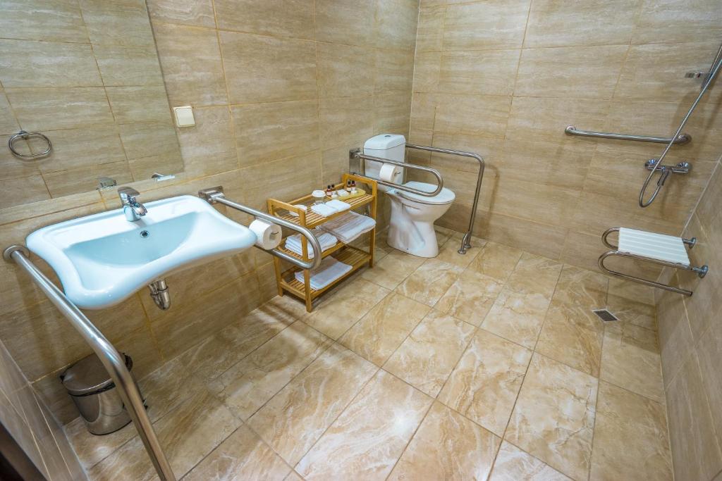 Koupelna v ubytování Hotel Lomsia