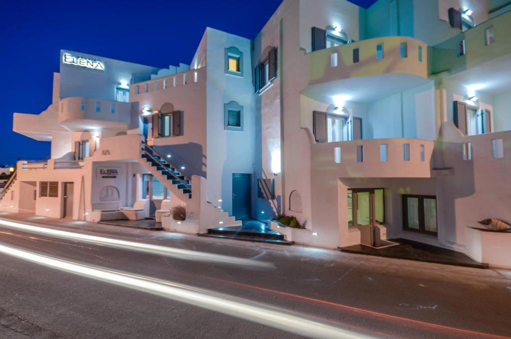 een rij gebouwen op een straat 's nachts bij Pension Elena in Agia Anna Naxos