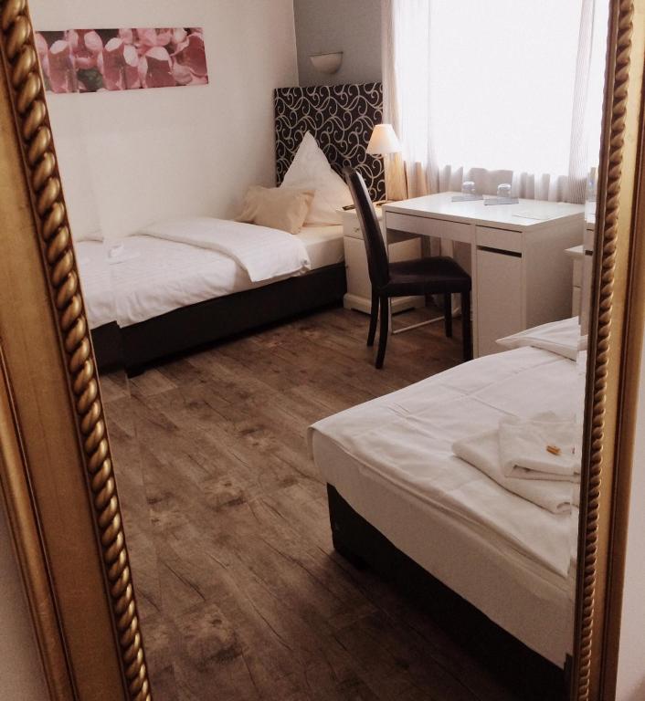 Postel nebo postele na pokoji v ubytování Hotel Heddernheimer Hof