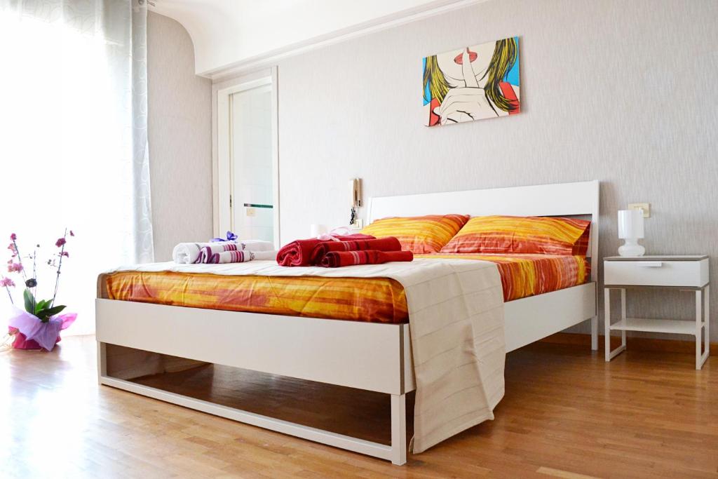 1 dormitorio con 1 cama grande en una habitación en Appartamento da Andrea, en Alcamo