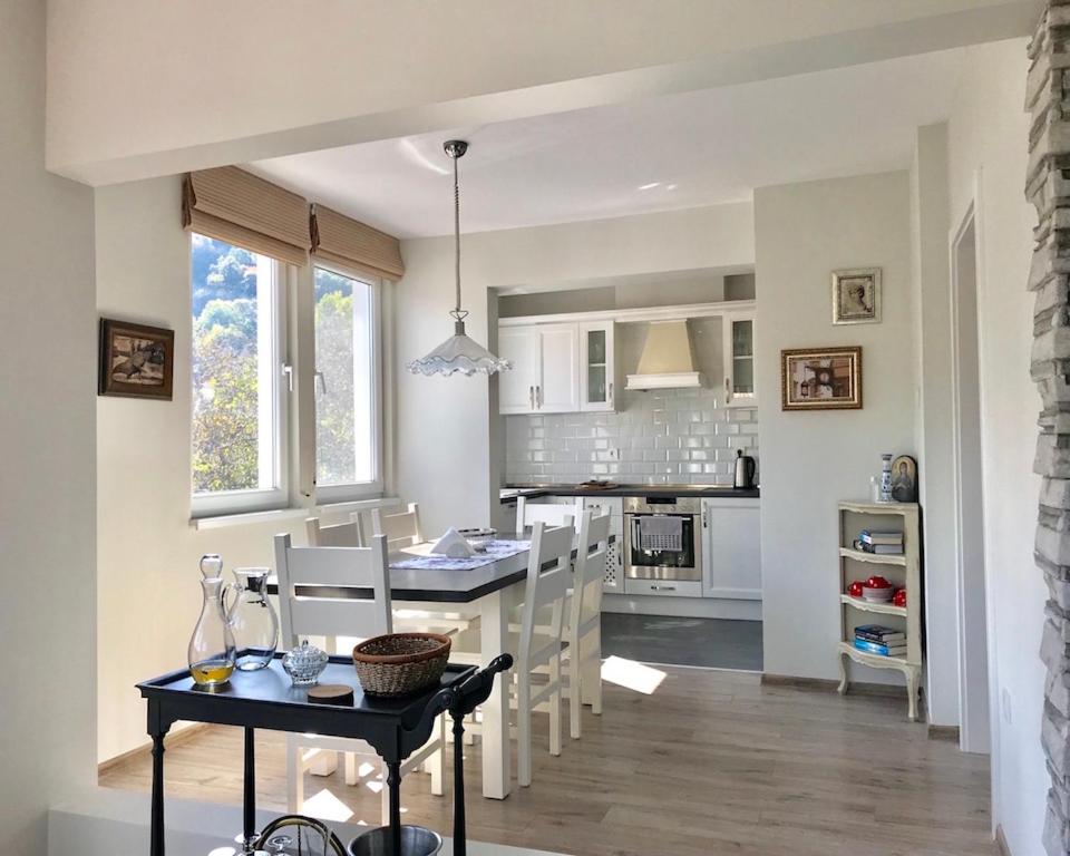 eine Küche und ein Esszimmer mit einem Tisch und einem Esszimmer in der Unterkunft Penthouse Tsarevets in Weliko Tarnowo
