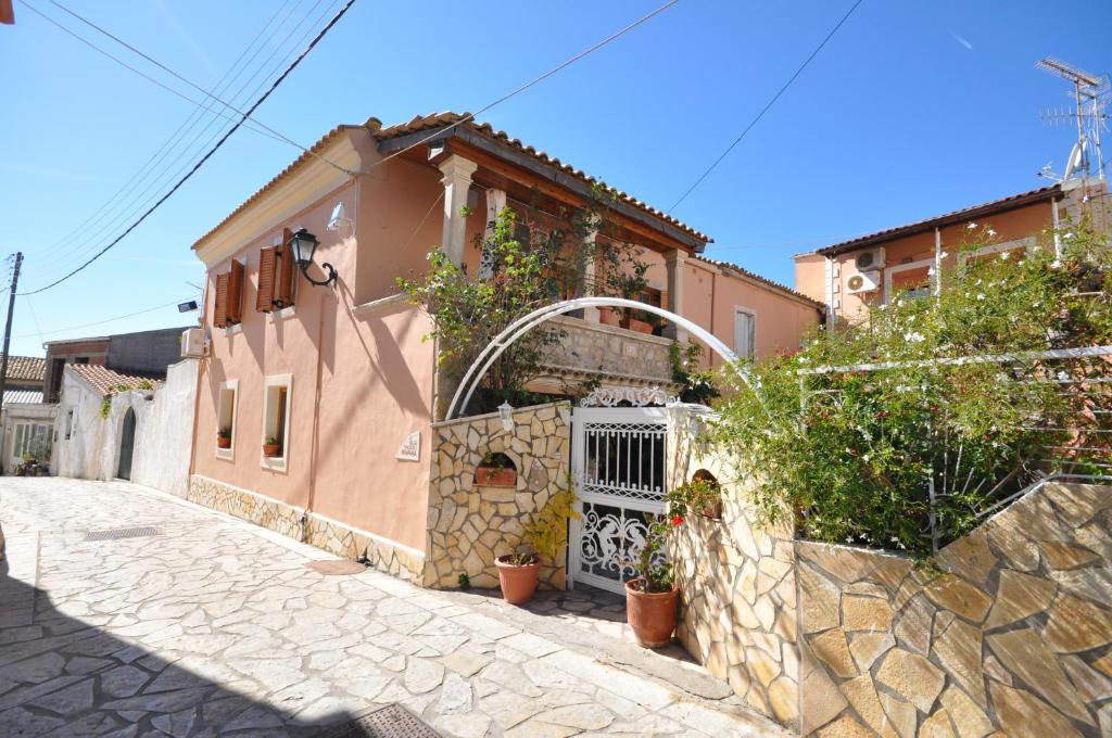 Una casa en una calle con plantas. en Villa Makrades, en Paleokastritsa