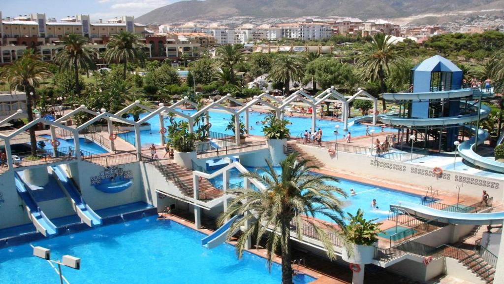 Bazén v ubytování BENALBEACH Ocean Front Apartment 1BDR NEW! nebo v jeho okolí