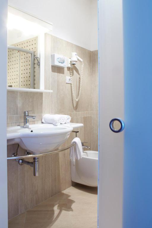 Koupelna v ubytování Ruhl Beach Hotel & Suites