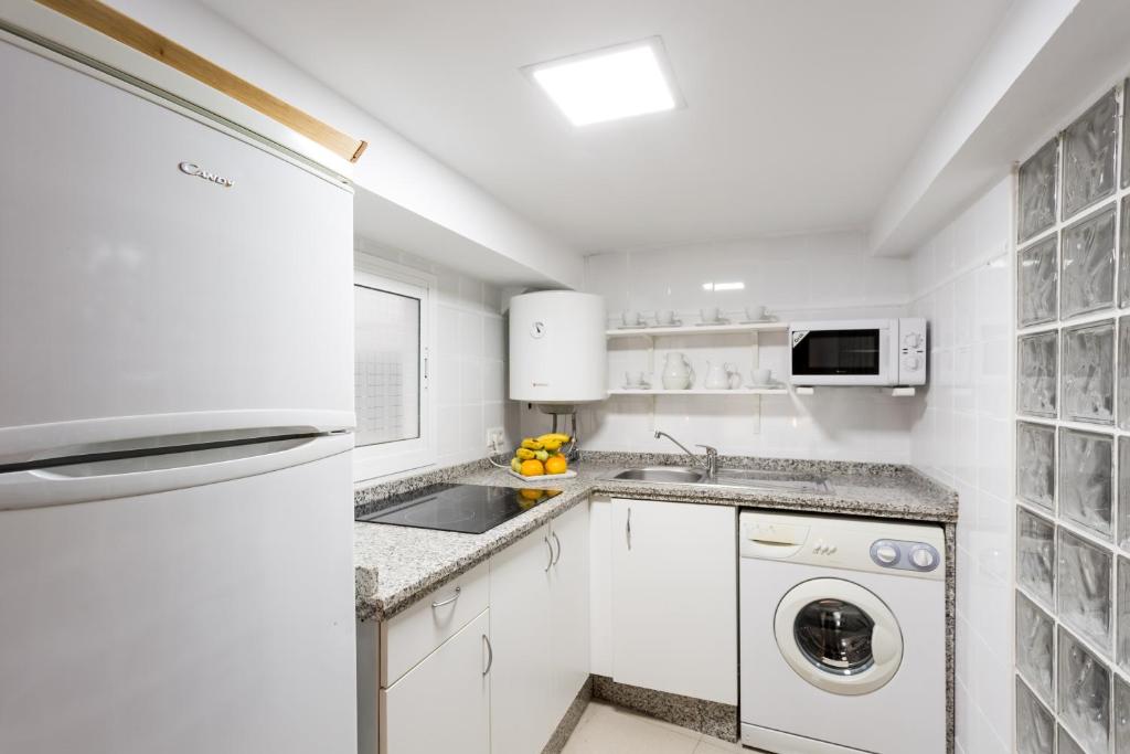 Kuchyňa alebo kuchynka v ubytovaní Apartamentos Diaber Gerona 22
