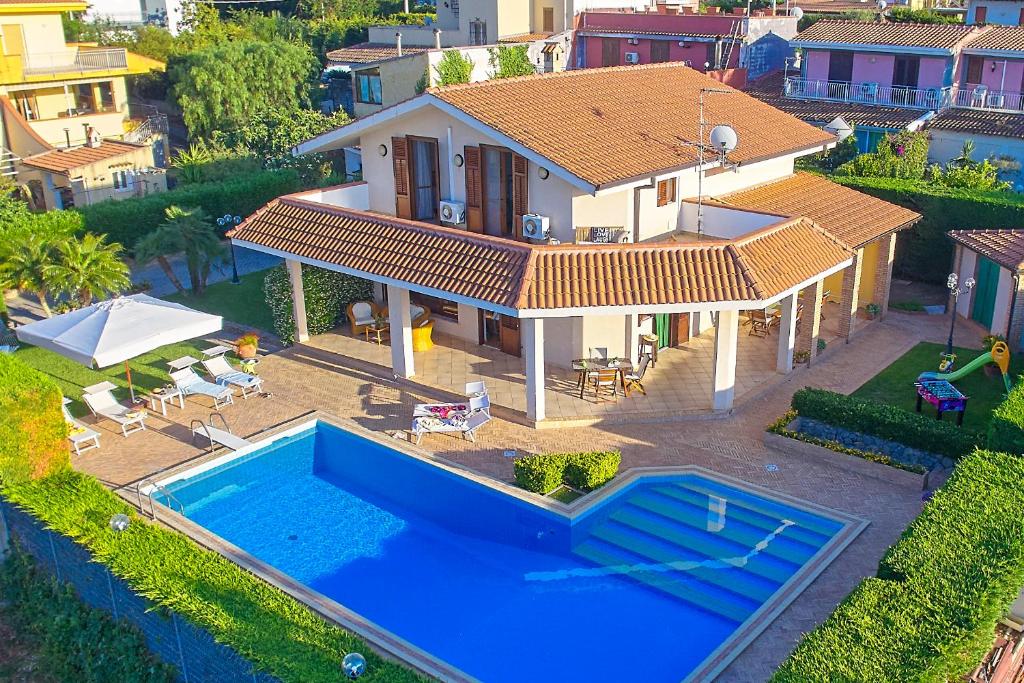 eine Luftansicht eines Hauses mit Pool in der Unterkunft Villa con piscina privata tra Palermo e Cefalù AC - BBQ - Wi-Fi free in Altavilla Milicia