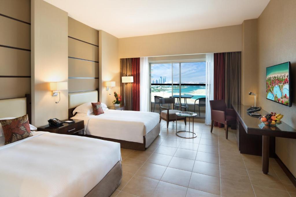 Postel nebo postele na pokoji v ubytování Khalidiya Palace Rayhaan by Rotana, Abu Dhabi