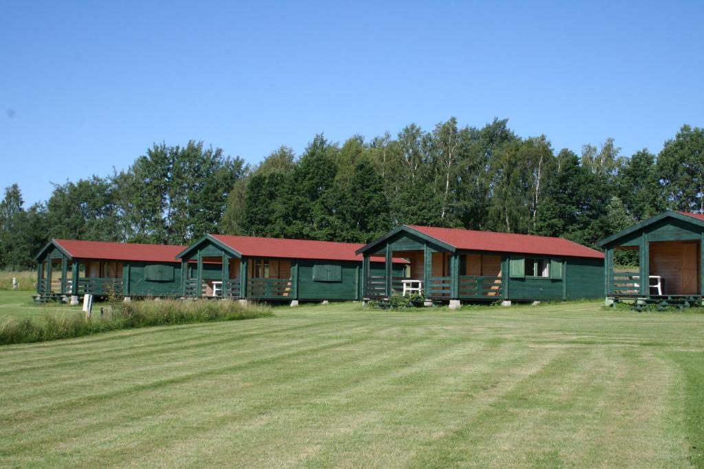 eine Gruppe von Cottages auf einem Grasfeld in der Unterkunft Kemp Šluknov in Šluknov