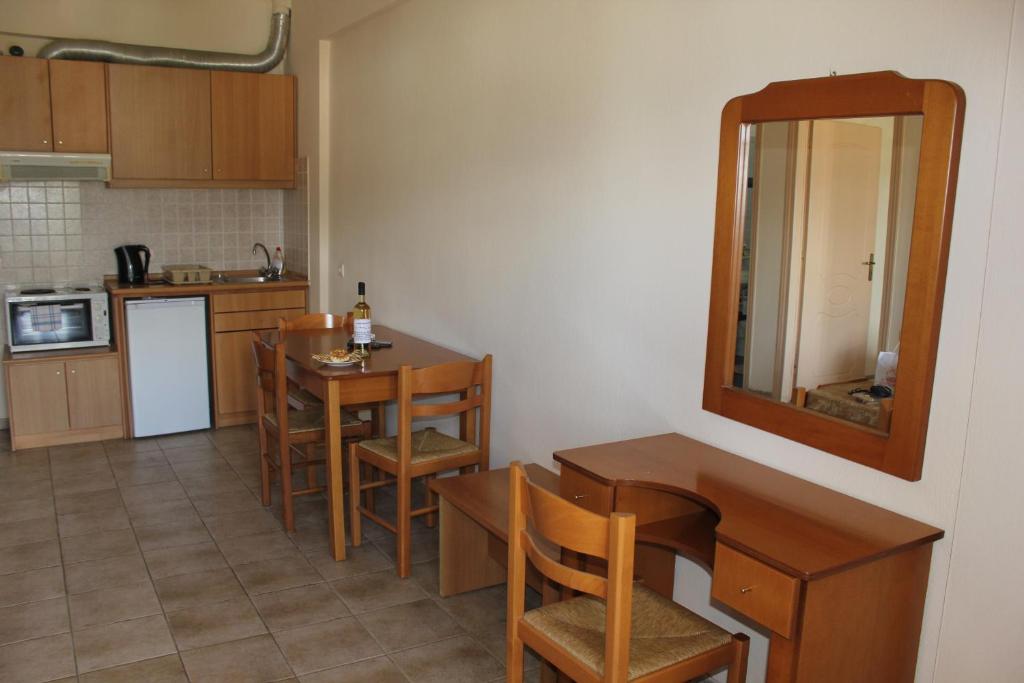 Кухня или мини-кухня в El Greco Apartments
