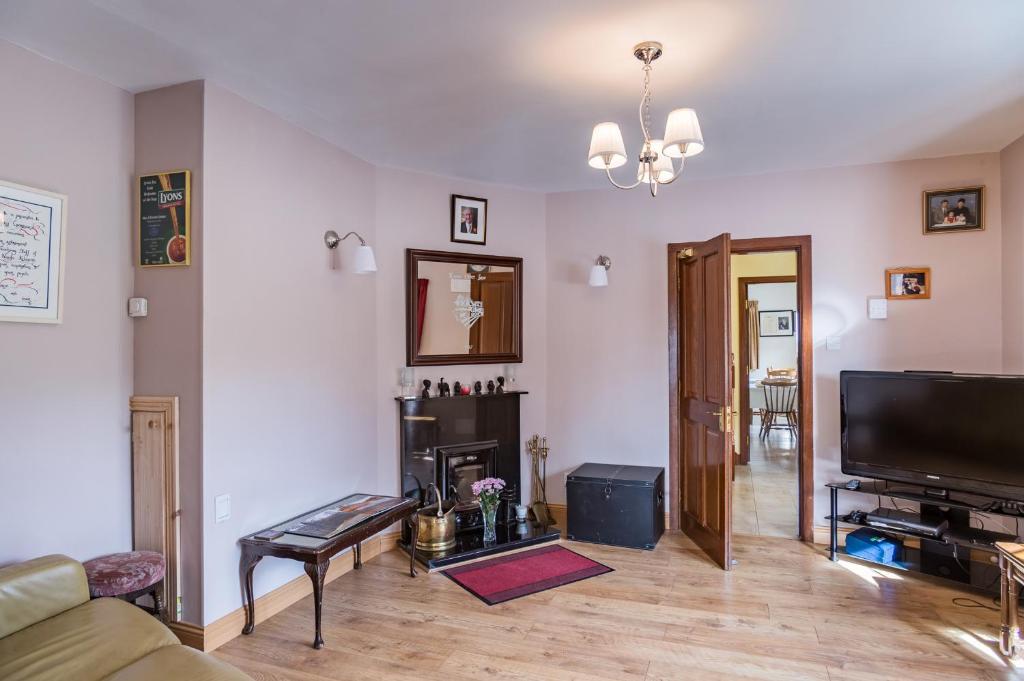 TV a/nebo společenská místnost v ubytování Ballindrum Farm B&B