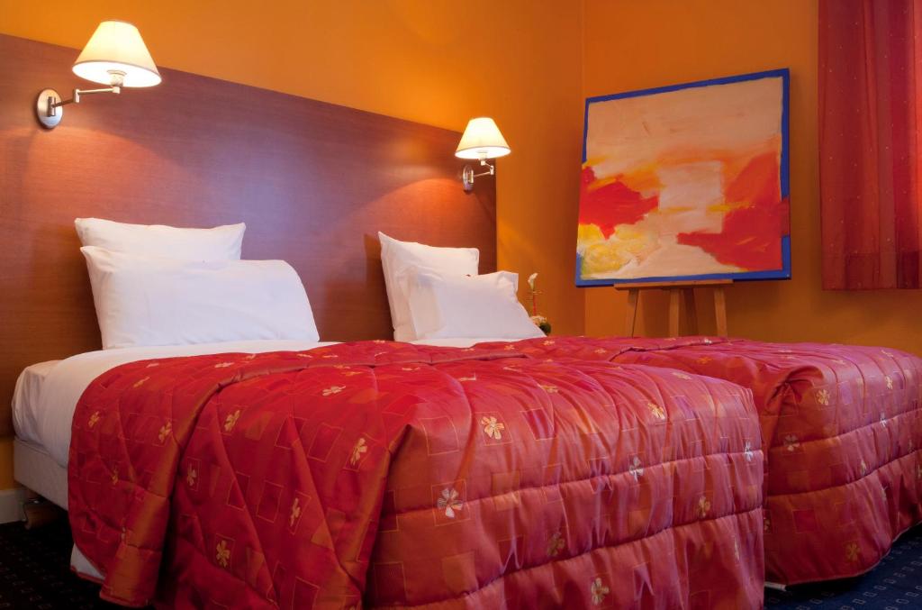Postel nebo postele na pokoji v ubytování Hôtel Restaurant Logis La Palette