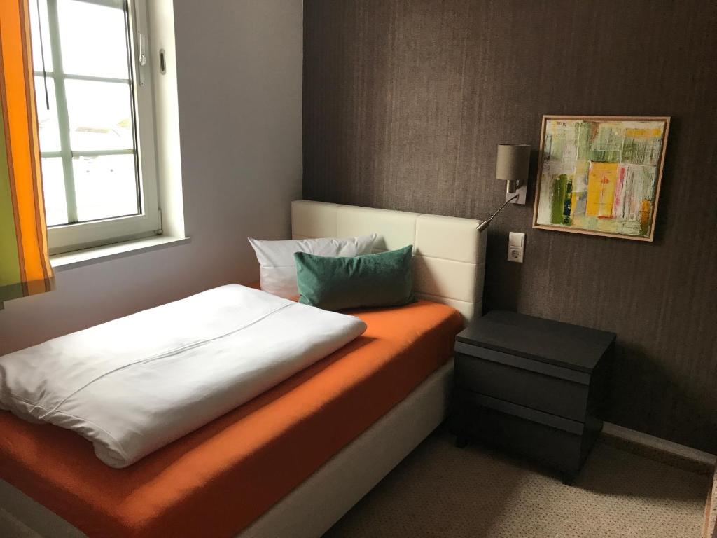 Postel nebo postele na pokoji v ubytování Hotel zur goldenen Sonne