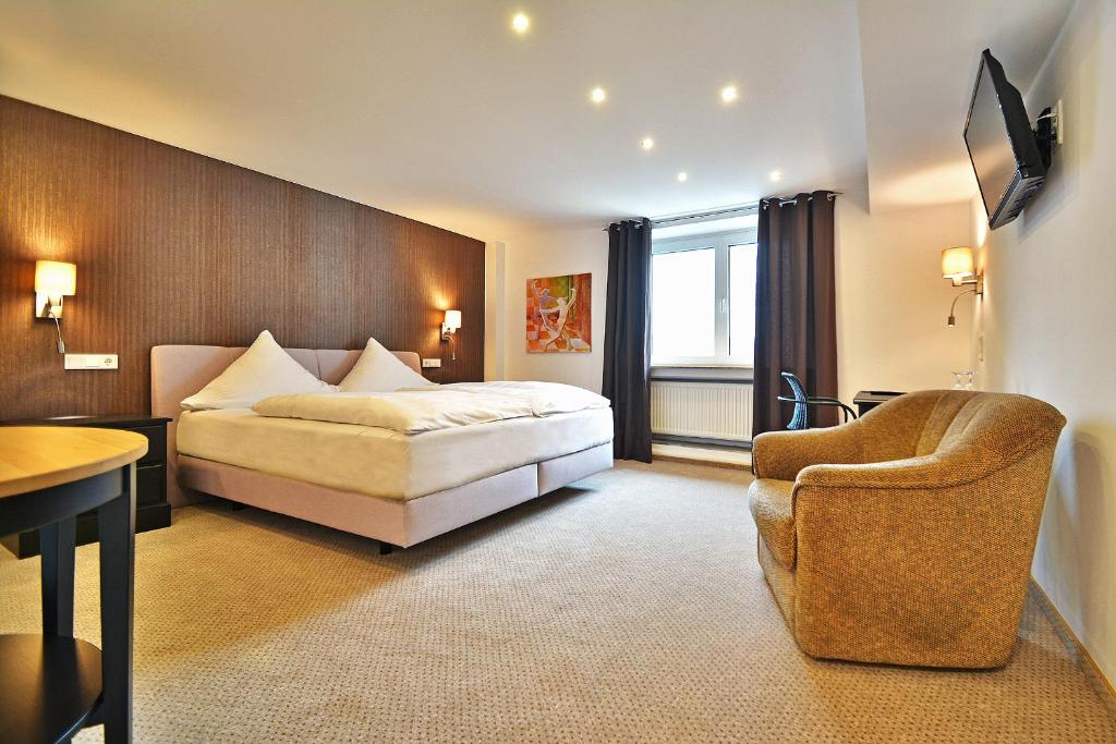 Postel nebo postele na pokoji v ubytování Hotel zur goldenen Sonne