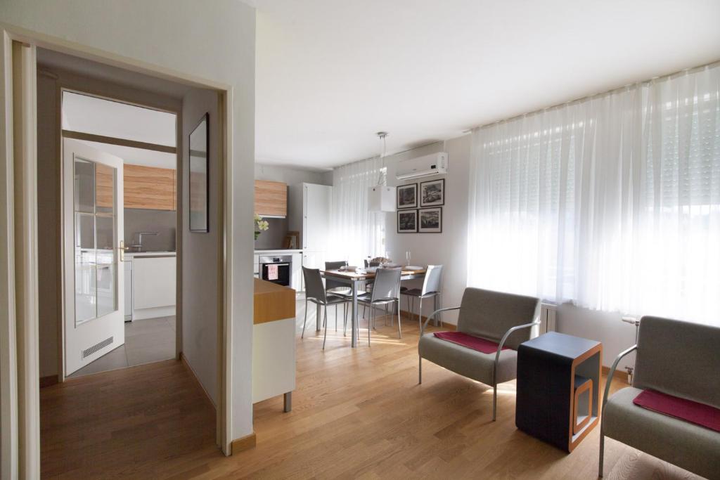 uma sala de estar e cozinha com mesa e cadeiras em Apartment Eva Tour As Ljubljana em Ljubljana