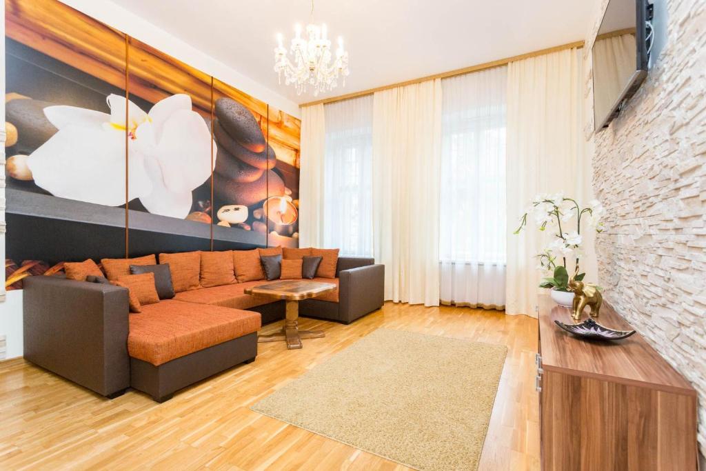 ein Wohnzimmer mit einem Sofa und einem Tisch in der Unterkunft Orchid Apartment Old Town in Tallinn