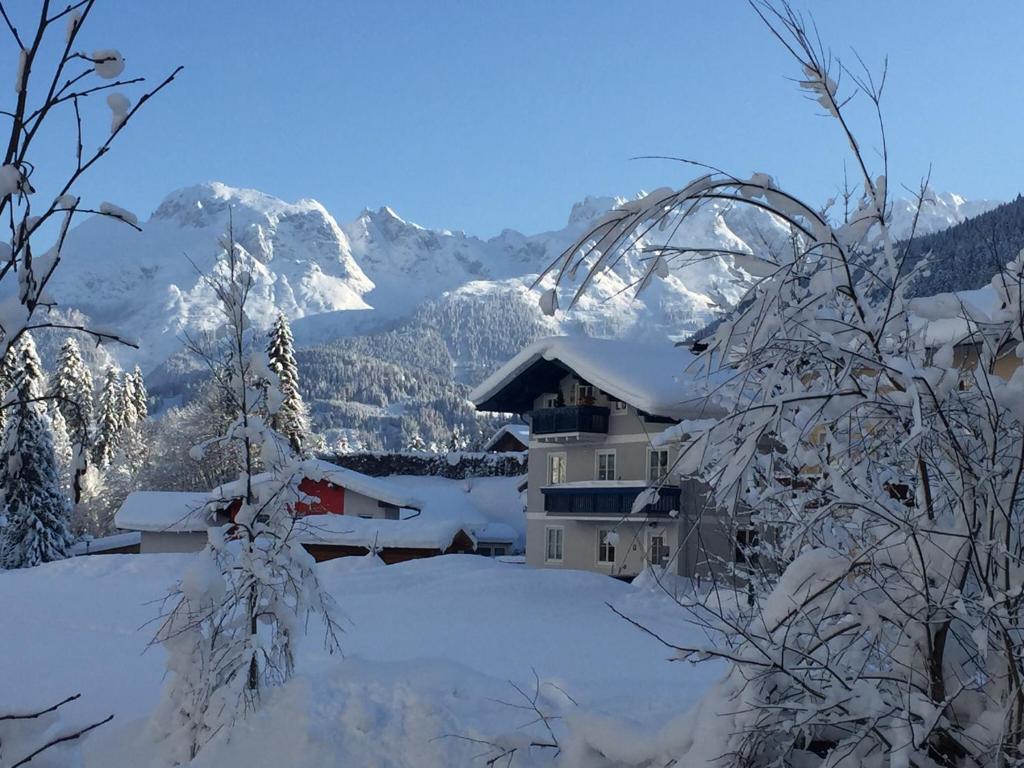 LungötzにあるFerienwohnung Top 3の山々を背景に雪に覆われた家