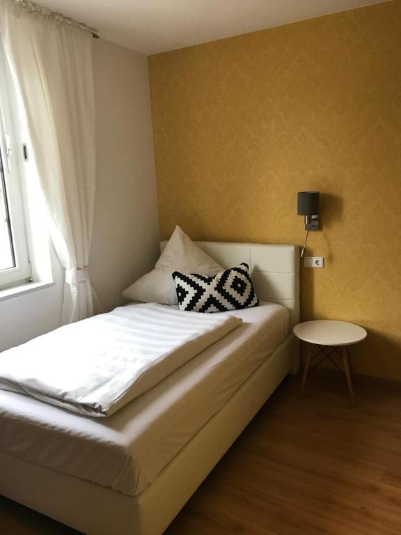 Postel nebo postele na pokoji v ubytování Hotel zur goldenen Sonne